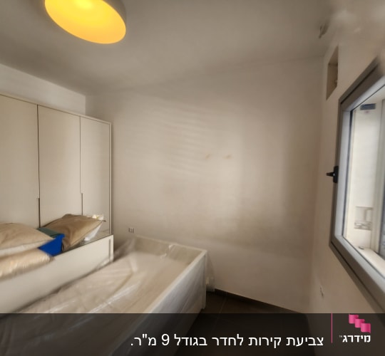 קיר לבן עם סימני צבע דהויים